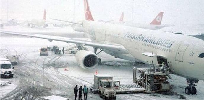 Zbog snijega otkazani letovi u Istanbulu, očekuju se nove padavine Zbog snijega otkazani letovi u Istanbulu, očekuju se nove padavine