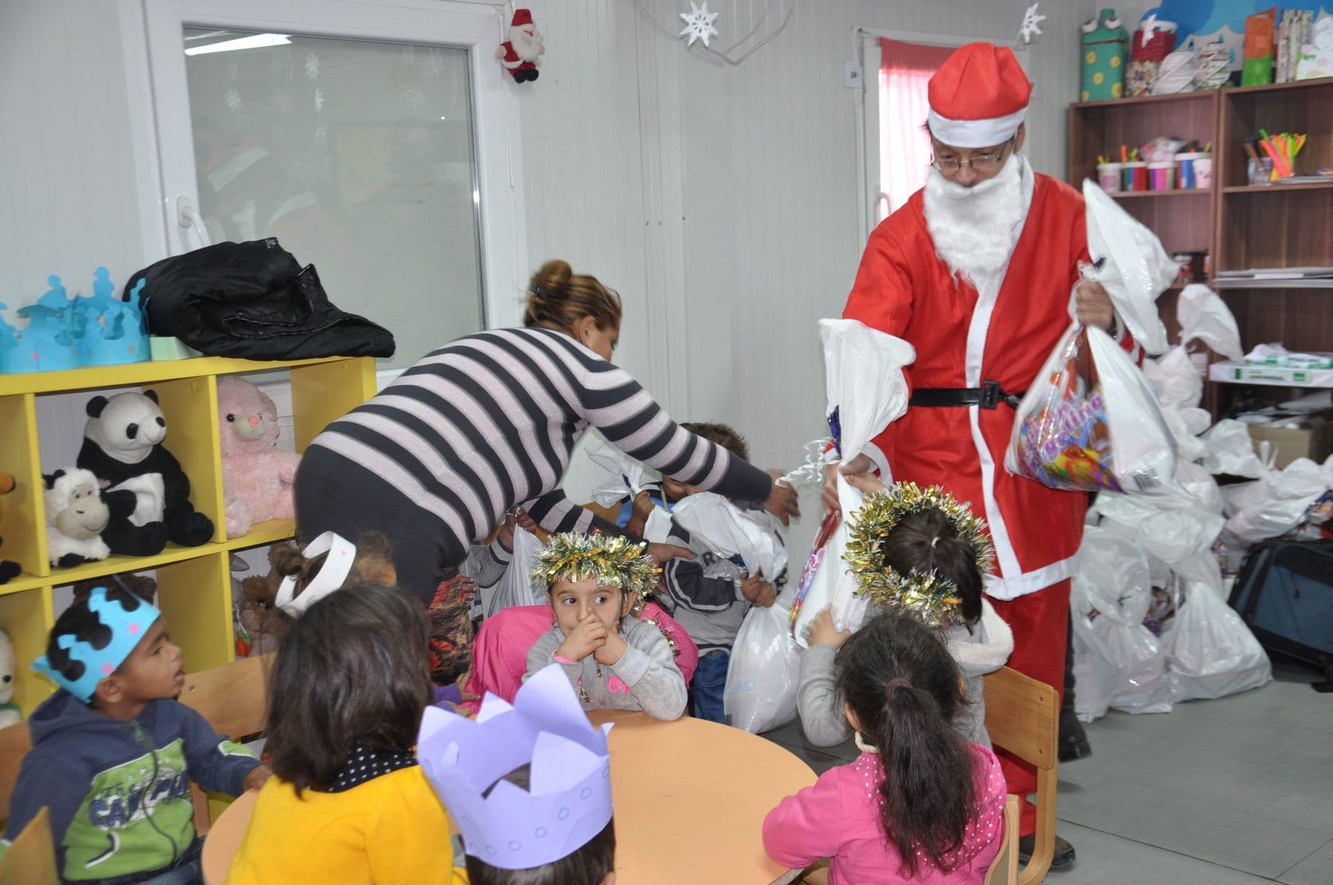 Crveni krst podijelio 378 paketića djeci romske populacije iz kampova Konik Crveni krst podijelio 378 paketića djeci romske populacije iz kampova Konik
