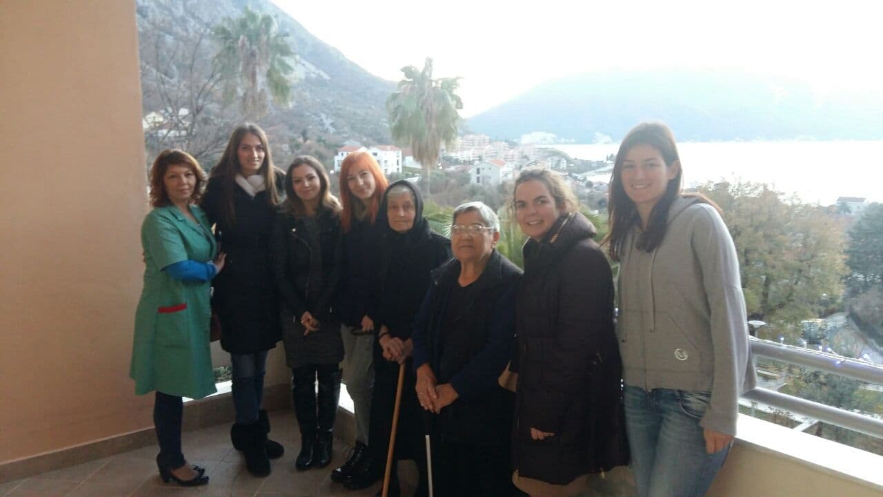 Volonterski klub Univerziteta Donja Gorica organizovao akciju „Za osmjeh u Domu starih“. Volonterski klub Univerziteta Donja Gorica organizovao akciju „Za osmjeh u Domu starih“.