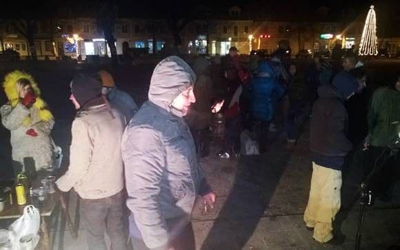 NIKŠIĆ: Uz logorsku vatru ušli u Novu godinu NIKŠIĆ: Uz logorsku vatru ušli u Novu godinu