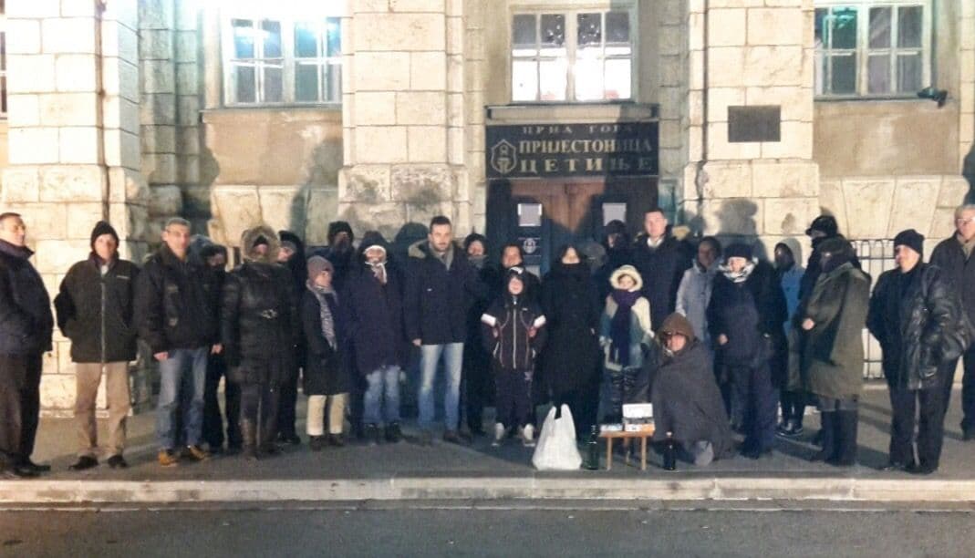 Radnici „Košute“ dočekali Novu godinu ispred zgrade Opštine Cetinje Radnici „Košute“ dočekali Novu godinu ispred zgrade Opštine Cetinje
