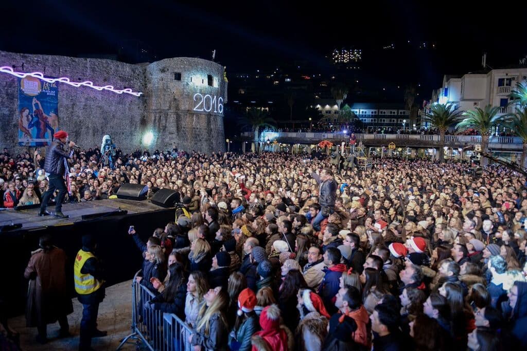 Magija ispred Starog grada se nastavlja: Gibonni oduševio 20.000 ljudi (Foto) Magija ispred Starog grada se nastavlja: Gibonni oduševio 20.000 ljudi (Foto)