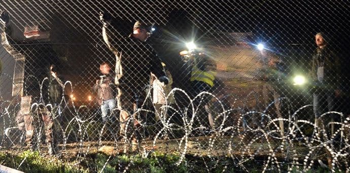 Aktivistička gerila noću reže žicu na granici Aktivistička gerila noću reže žicu na granici