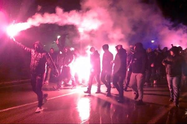 NIKŠIĆ: „Grobari“ uz bakljadu ušli u Sportski centar, „Vojvode“ pokušale da se obračunaju sa njima NIKŠIĆ: „Grobari“ uz bakljadu ušli u Sportski centar, „Vojvode“ pokušale da se obračunaju sa njima