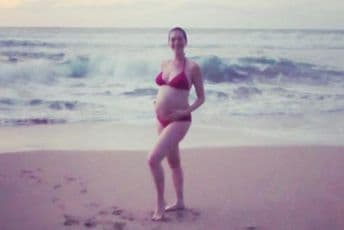 En Hatavej pokazala trudnički stomak na plaži