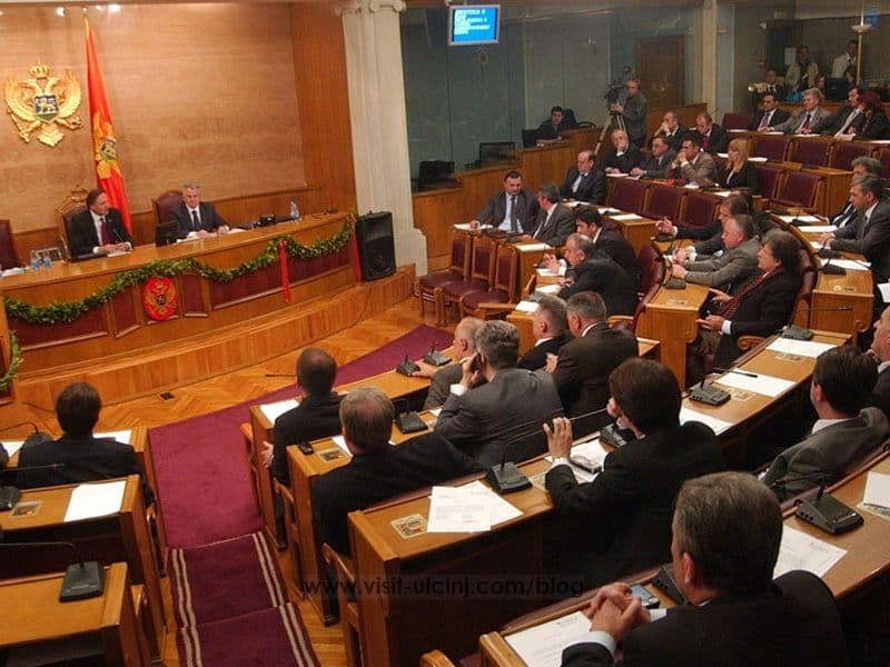 U javnosti i dalje oprečna mišljenja o Zakonu o socijalnoj i dječjoj zaštiti: Doživotnim naknadama legalizuje se rad na crno U javnosti i dalje oprečna mišljenja o Zakonu o socijalnoj i dječjoj zaštiti: Doživotnim naknadama legalizuje se rad na crno