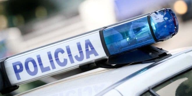 Policajac pucao sebi u glavu zbog nesrećne ljubavi: Ostavio dva oproštajna pisma Policajac pucao sebi u glavu zbog nesrećne ljubavi: Ostavio dva oproštajna pisma