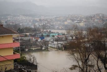 Poplave u Albaniji, evakuisano 100 kuća