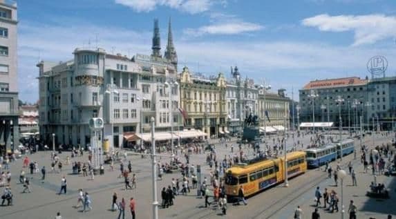 Zagreb: Muškarac se bacio sa zgrade, dvije osobe mrtve u stanu Zagreb: Muškarac se bacio sa zgrade, dvije osobe mrtve u stanu
