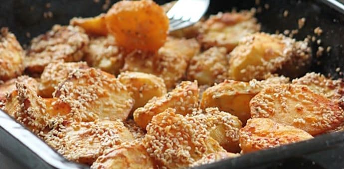 Zapečeni krompir sa susamom i paprikom Zapečeni krompir sa susamom i paprikom