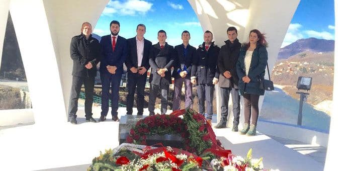 Demokrate položile vijenac na Spomenik junacima Mojkovačke bitke Demokrate položile vijenac na Spomenik junacima Mojkovačke bitke