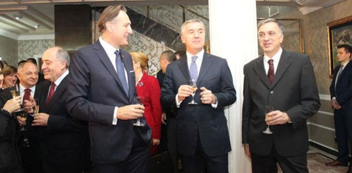 Pokloni državnicima: Od pozlaćenih ćupova do posljednjih tehnoloških izuma Pokloni državnicima: Od pozlaćenih ćupova do posljednjih tehnoloških izuma