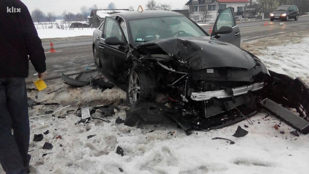 Veljko Ražnatović povrijeđen u sudaru kod Bosanskog Šamca Veljko Ražnatović povrijeđen u sudaru kod Bosanskog Šamca