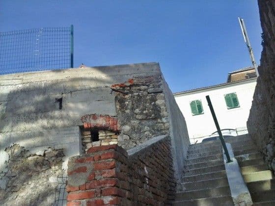 Vozač džipa “pregazio” žardinjere i ogradu Vozač džipa “pregazio” žardinjere i ogradu