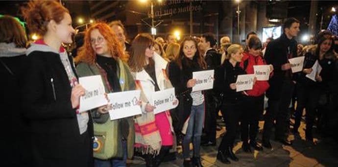 Treći protest "Novinari ne kleče" u 13 gradova širom Srbije Treći protest "Novinari ne kleče" u 13 gradova širom Srbije