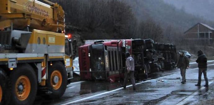 Na putu Podgorica-Kolašin prevrnuo se šleper Na putu Podgorica-Kolašin prevrnuo se šleper