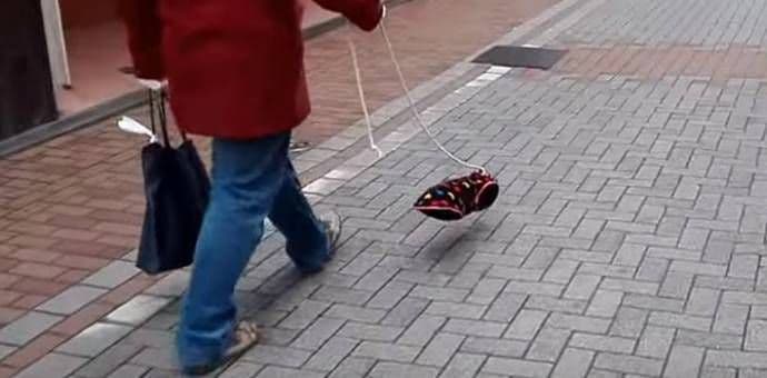 VIDEO: Oprez! Gradom šeta nevidljivi pas VIDEO: Oprez! Gradom šeta nevidljivi pas