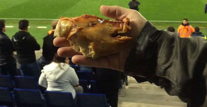 Navijači Espanjola donijeli svinjsku glavu Pikeu! Navijači Espanjola donijeli svinjsku glavu Pikeu!