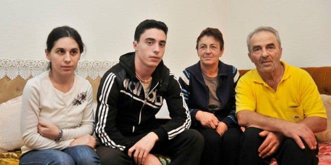 STEFAN PISAO ZORICI KOVAČEVIĆ: Hvala Vam, prvi put sam okačio robu u ormar! STEFAN PISAO ZORICI KOVAČEVIĆ: Hvala Vam, prvi put sam okačio robu u ormar!