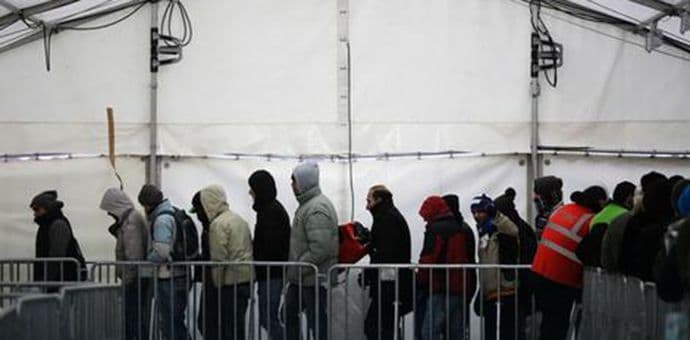 Bavarci poslali autobus sa izbjeglicama Angeli Merkel u Berlin Bavarci poslali autobus sa izbjeglicama Angeli Merkel u Berlin