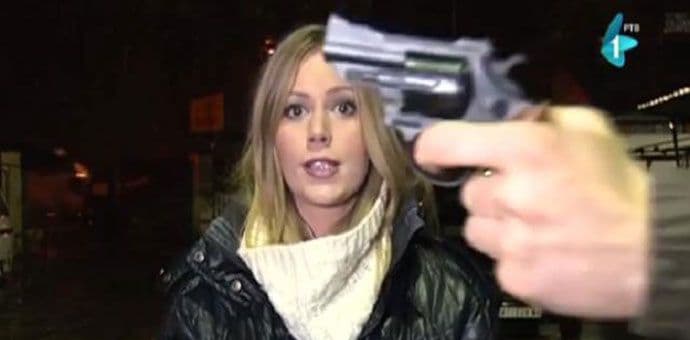 Mahao pištoljem ispred novinarke RTV-a (VIDEO) Mahao pištoljem ispred novinarke RTV-a (VIDEO)