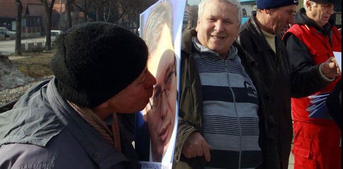 Vučićevu sliku u Nišu ljubili kao ikonu Vučićevu sliku u Nišu ljubili kao ikonu