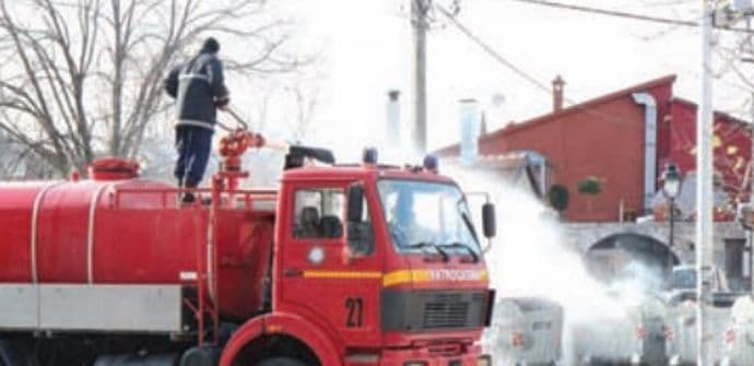 Sjeverni vjetar pravio darmar po ulicama Podgorice: Oboreno stablo, prevrnuti kontejneri Sjeverni vjetar pravio darmar po ulicama Podgorice: Oboreno stablo, prevrnuti kontejneri