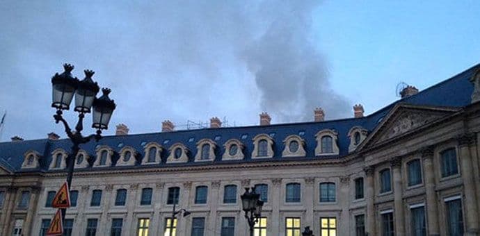 Pariz: Gori čuveni hotel "Ric" Pariz: Gori čuveni hotel "Ric"