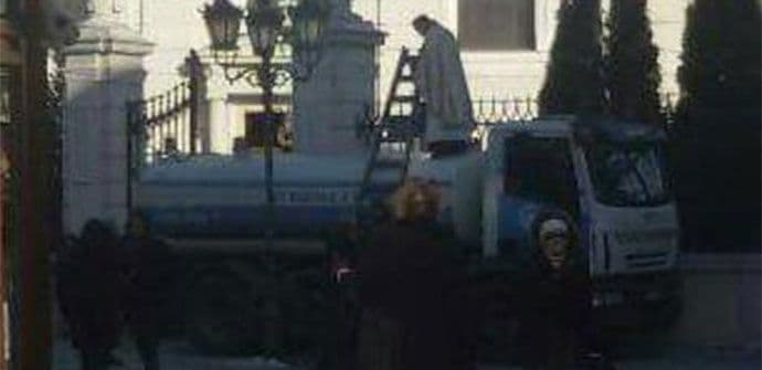 FOTO: Pop SPC stoji na cistjerni i osveštava svetu vodicu FOTO: Pop SPC stoji na cistjerni i osveštava svetu vodicu