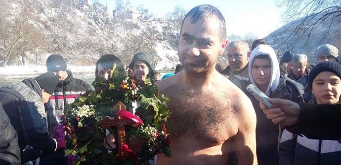 Veljko Korać prvi doplivao do krsta Veljko Korać prvi doplivao do krsta