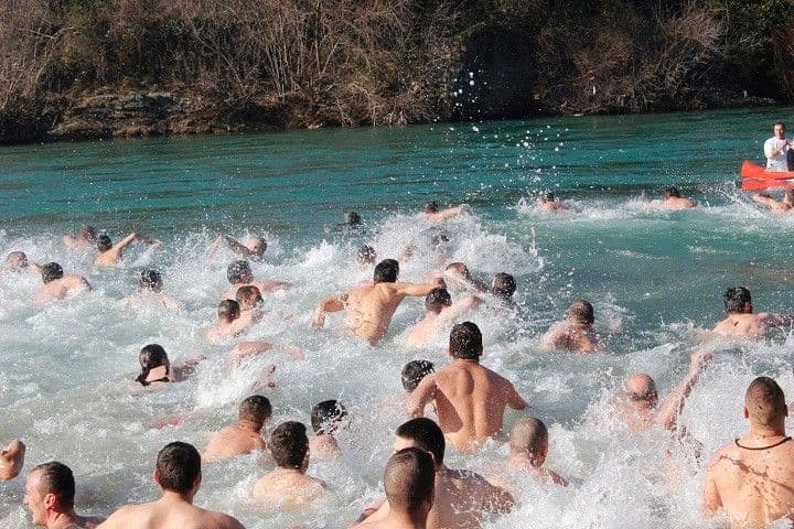 NA SKALINAMA: Uz pjesme o Kosovu plivali za krst NA SKALINAMA: Uz pjesme o Kosovu plivali za krst