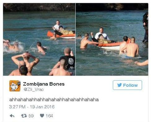 PODRŠKA IZ KANUA: Ovako je Amfilohije bodrio plivače za časni krst u Podgorici PODRŠKA IZ KANUA: Ovako je Amfilohije bodrio plivače za časni krst u Podgorici