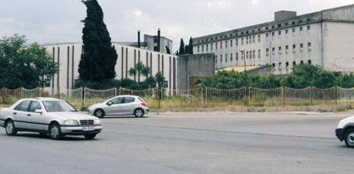 Bivši radnici blokirali kapiju Duvanskog kombinata Bivši radnici blokirali kapiju Duvanskog kombinata