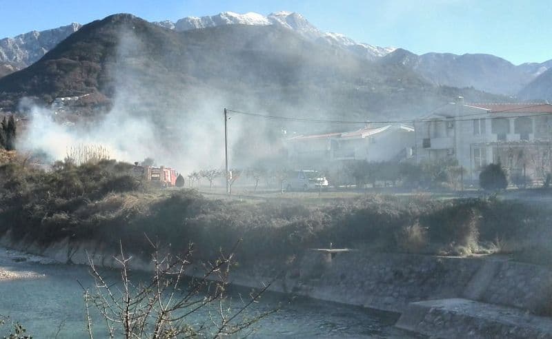 Bar: Požar kod gornjeg mosta na Željeznici Bar: Požar kod gornjeg mosta na Željeznici