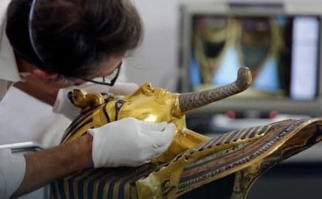 Odvalili bradu Tutankamonu, pa pokušali da je zalijepe Odvalili bradu Tutankamonu, pa pokušali da je zalijepe