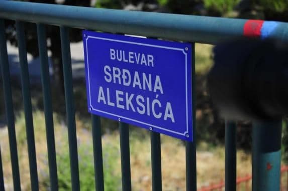 Sjutra polaganje cvijeća na Bulevaru Srđana Aleksića Sjutra polaganje cvijeća na Bulevaru Srđana Aleksića