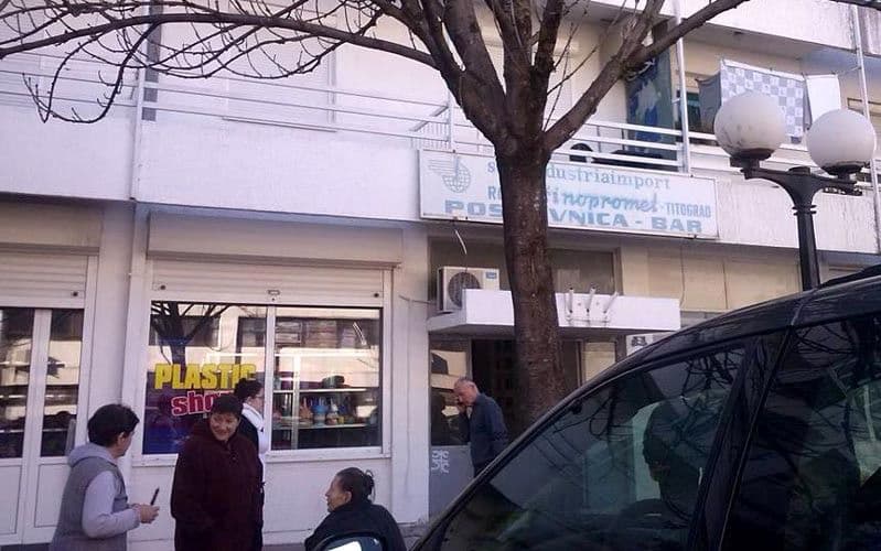 BAR - LAŽNA UZBUNA: Evakuisali zgradu zbog dimne bombe BAR - LAŽNA UZBUNA: Evakuisali zgradu zbog dimne bombe