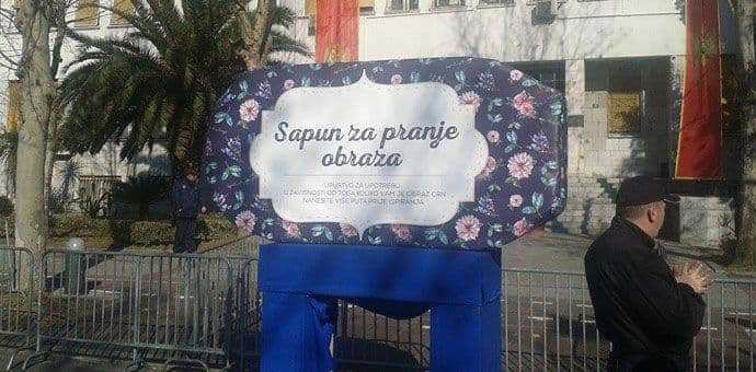 DF ispred Skupštine postavio "sapun za pranje obraza" DF ispred Skupštine postavio "sapun za pranje obraza"
