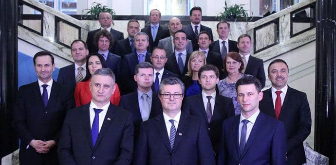 "Standard": Hrvatska Vlada u znaku svete vodice i ekstremista "Standard": Hrvatska Vlada u znaku svete vodice i ekstremista