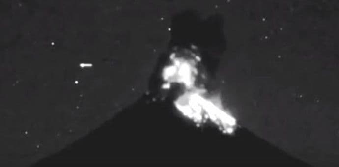 Teoretičari zavjere ubijeđeni da je NLO izazvao erupciju vulkana Teoretičari zavjere ubijeđeni da je NLO izazvao erupciju vulkana