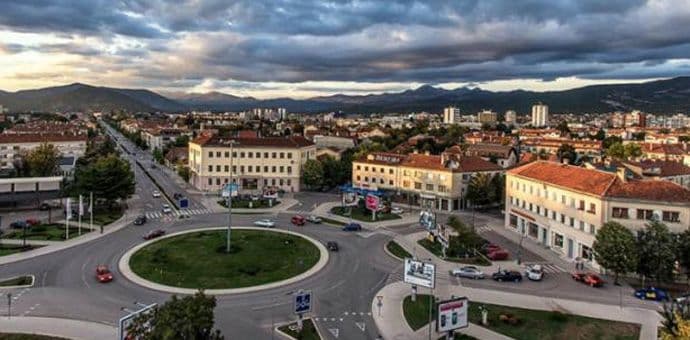 Osam osoba uhapšeno zbog sumnje da su oštetili državu za 10 miliona eura Osam osoba uhapšeno zbog sumnje da su oštetili državu za 10 miliona eura