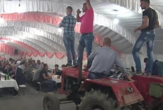 VIDEO: Svadba koju će Srbija pamtiti: Ušao traktorom pod šator, a onda je nastao haos! VIDEO: Svadba koju će Srbija pamtiti: Ušao traktorom pod šator, a onda je nastao haos!
