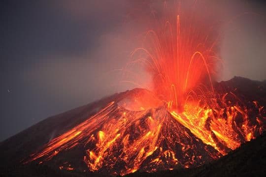 Eruptirao japanski vulkan Sakurajima, u blizini nuklearka i grad od 600.000 stanovnika Eruptirao japanski vulkan Sakurajima, u blizini nuklearka i grad od 600.000 stanovnika