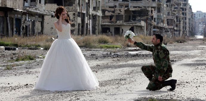 Ljubav jača od rata: U vjenčanici i vojničkom odijelu pozirali među ruševinama Homsa Ljubav jača od rata: U vjenčanici i vojničkom odijelu pozirali među ruševinama Homsa