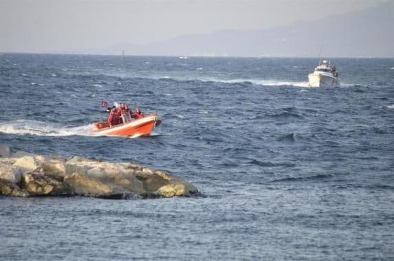 Bježeći od policije, u more bacili pola tone droge Bježeći od policije, u more bacili pola tone droge