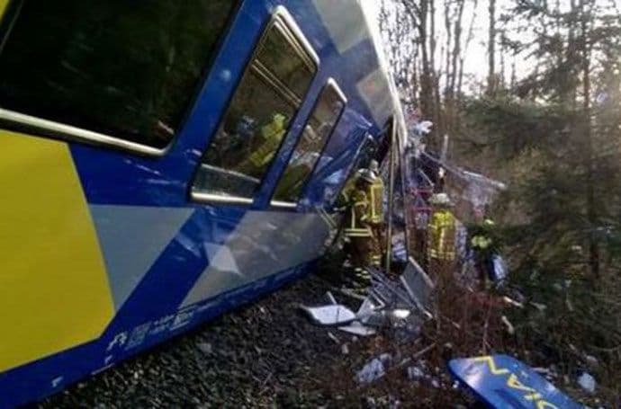 Njemačka: Vozovi se sudarili zbog ljudske greške Njemačka: Vozovi se sudarili zbog ljudske greške