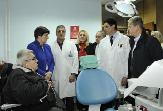 Kliničkom centru uručena pokretna stomatološka stolica Kliničkom centru uručena pokretna stomatološka stolica