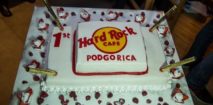 FOTO: Prvi rođendan Hard Rock Cafe-a u znaku dobre muzike i nagrada FOTO: Prvi rođendan Hard Rock Cafe-a u znaku dobre muzike i nagrada