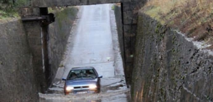 Kiša i jak vjetar rastjerali Podgoričane sa ulica Kiša i jak vjetar rastjerali Podgoričane sa ulica