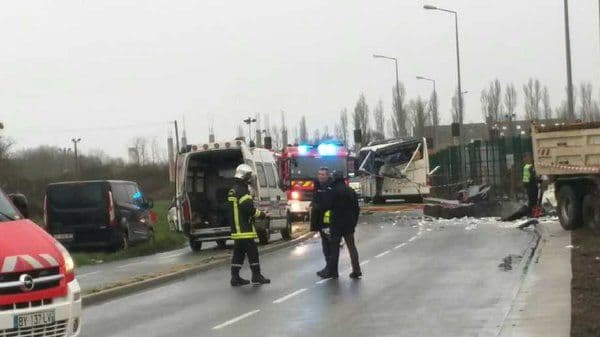 Minibus udario u kamion, poginulo šestoro djece Minibus udario u kamion, poginulo šestoro djece